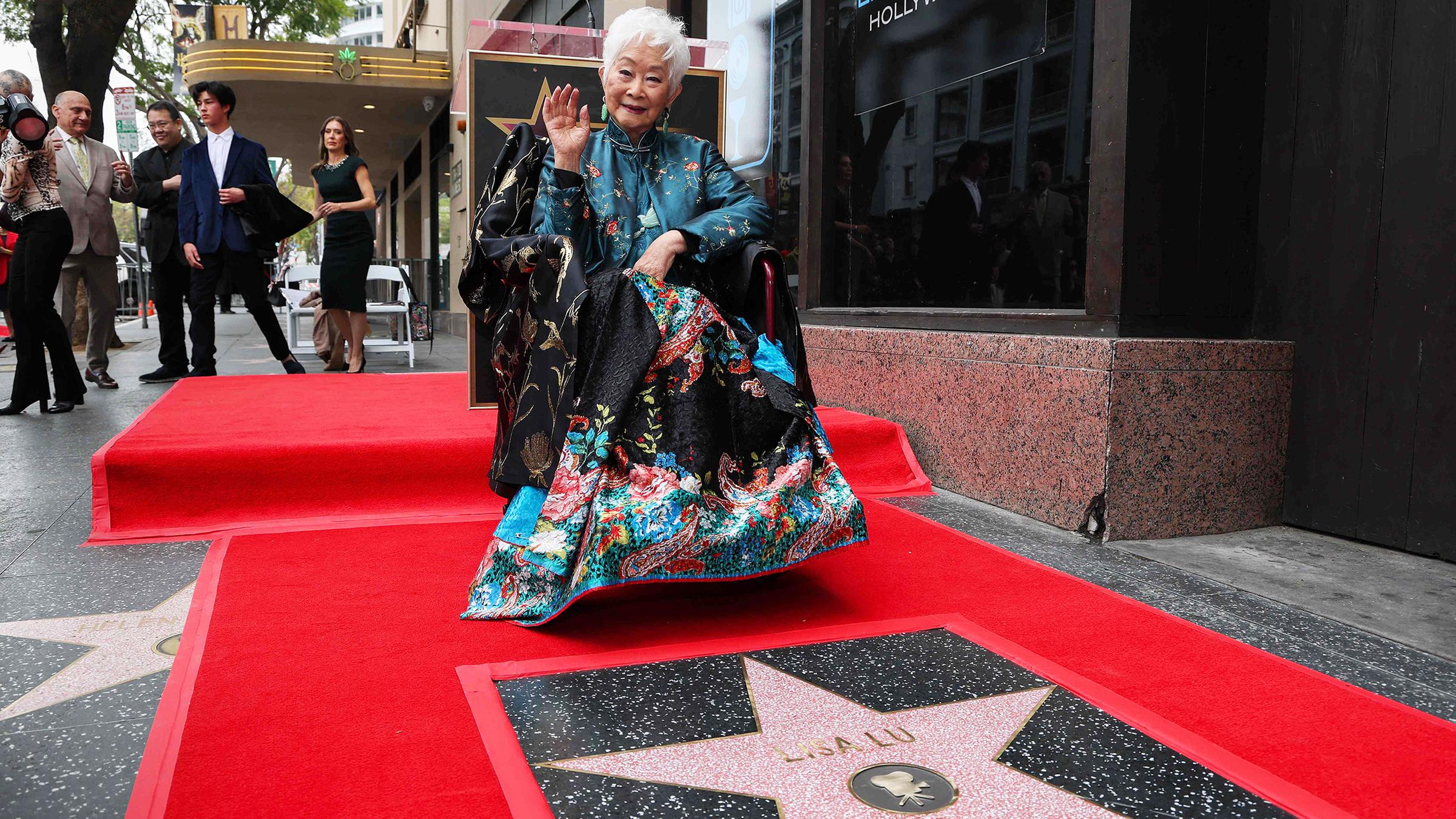 Lisa Lu sitzt vor ihrem Stern auf dem Walk of Fame in Hollywood.
