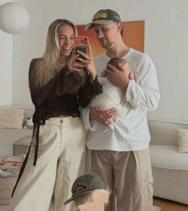 Das Bild zeigt Influencerin Lisa Mantler mit ihrem Mann und ihrem neugeborenen Baby.