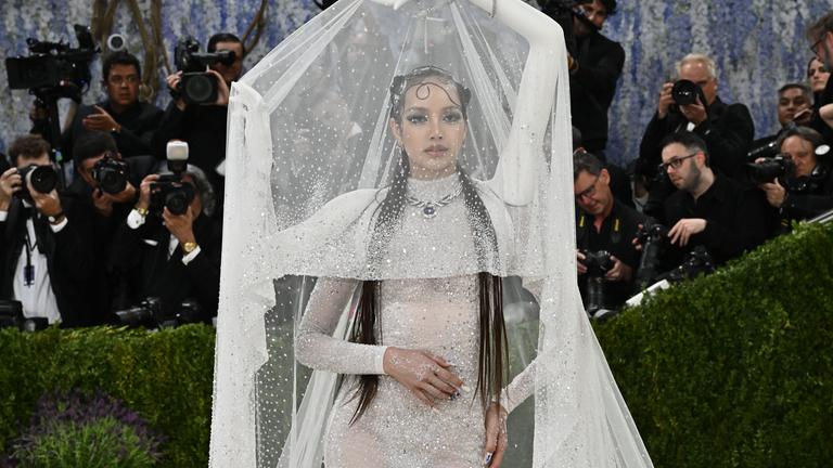Lisa trifft bei der Benefizgala des Costume Institute im Metropolitan Museum of Art ein.