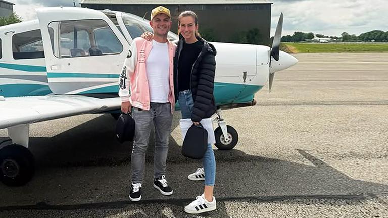 Die Frau von Fußballer Thomas Müller hat ihren Flugschein. Auf Instagram zeigt sie sich stolz mit ihrem Fluglehrer.