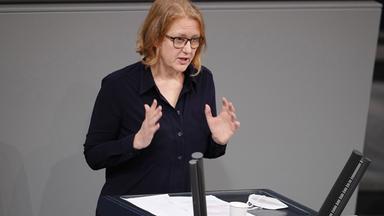 Archiv: Lisa Paus, Bundestagsabgeordnete von Bündnis 90/Die Grünen, spricht im Bundestag zu den Abgeordneten. 