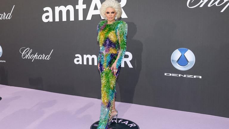Schauspielerin Lisa Rinna in einem sehr bunten Outfit und blondierten Haaren auf dem roten teppich