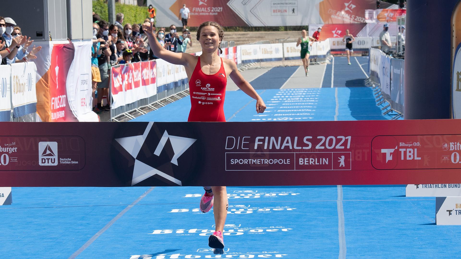 5. Juni 2021, Berlin, Triathlon, Deutsche Meisterschaft bei den Finals: Die Siegerin Lisa Tertsch läuft im Sprint-Wettbewerb ins Ziel
