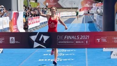5. Juni 2021, Berlin, Triathlon, Deutsche Meisterschaft bei den Finals: Die Siegerin Lisa Tertsch läuft im Sprint-Wettbewerb ins Ziel