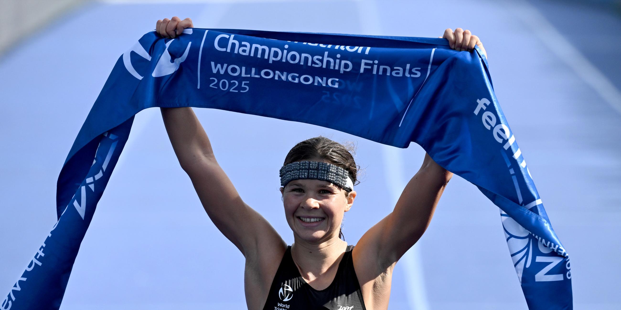 Die deutsche Triathletin Lisa Tertsch gewinnt das Finale der ITU Wordl Triathlion Series in Wollongong, Australien.
