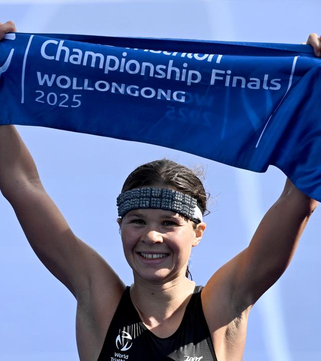 Die deutsche Triathletin Lisa Tertsch gewinnt das Finale der ITU Wordl Triathlion Series in Wollongong, Australien.
