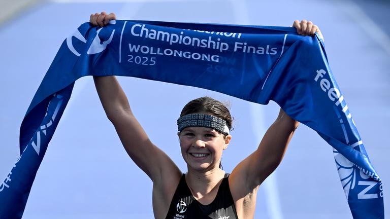 Die deutsche Triathletin Lisa Tertsch gewinnt das Finale der ITU Wordl Triathlion Series in Wollongong, Australien.