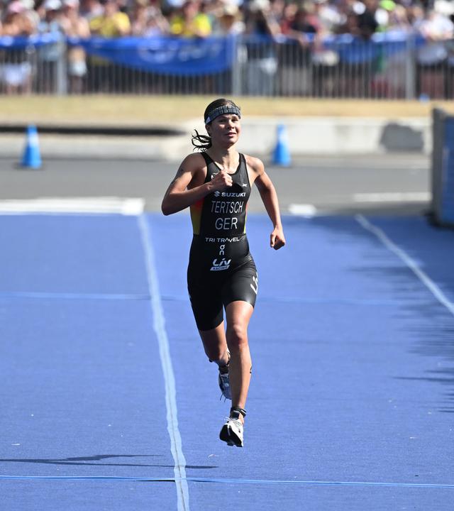 Lisa Tertsch läuft auf der Zielgeraden der Triathlon-WM in Wollongong