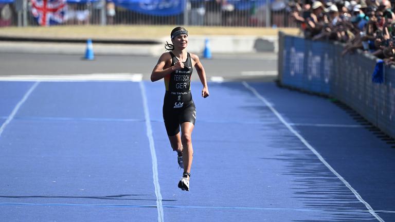 Lisa Tertsch läuft auf der Zielgeraden der Triathlon-WM in Wollongong