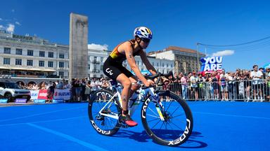 Die deutsche Triathletin Lisa Tertsch fährt beim Triathlon in Hamburg mit dem Rad über den Platz