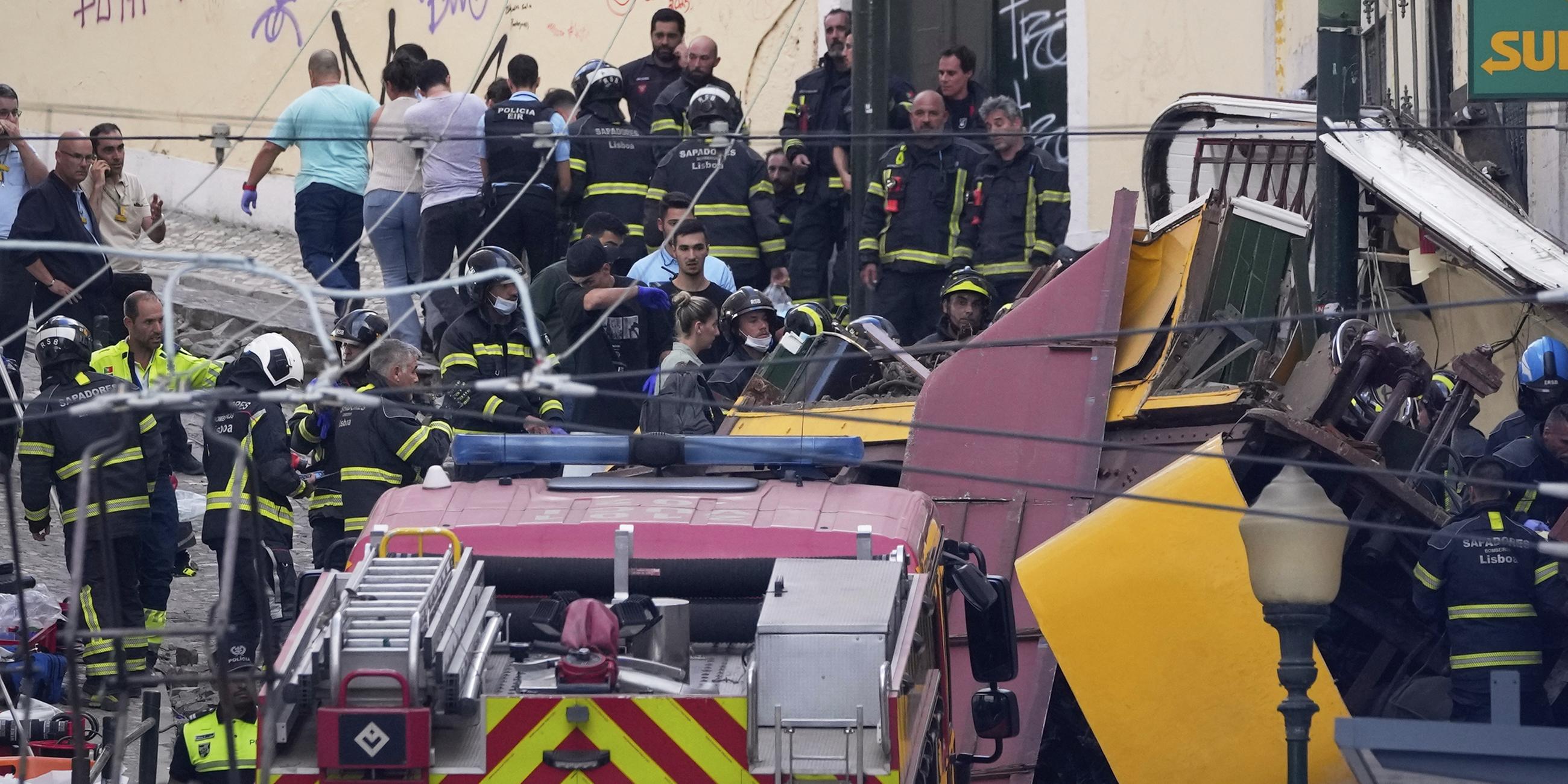 Rettungskräfte am Unfallort in Lissabon