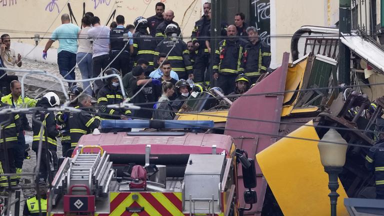 Rettungskräfte am Unfallort in Lissabon