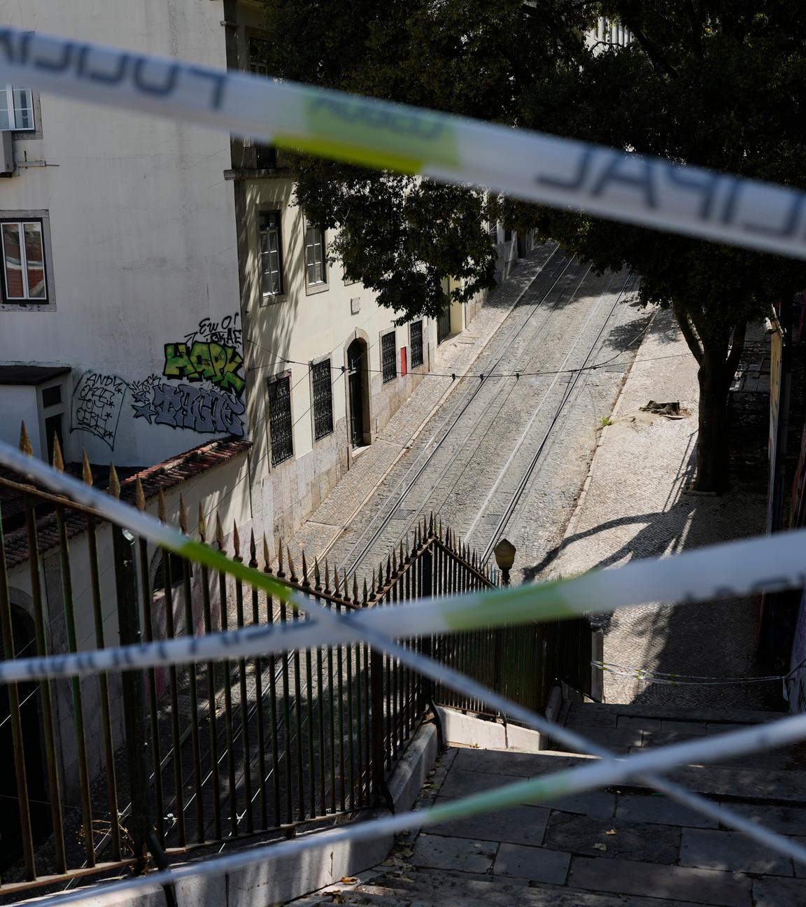 Portugal, Lissabon: Polizeiabsperrband sperrt den Zugang zu den Gleisen der verunglückten Standseilbahn «Elevador da Gloria».