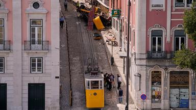 Polizisten untersuchen am Donnerstag, den 4. September 2025, in Lissabon, Portugal, die Stelle, an der eine Touristenstraßenbahn entgleist und verunglückt ist.