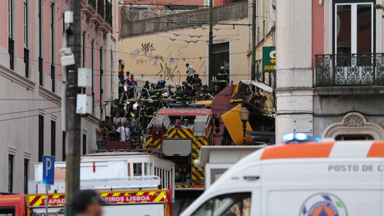 Eine entgleiste Standseilbahn auf einer Straße in Lissabon