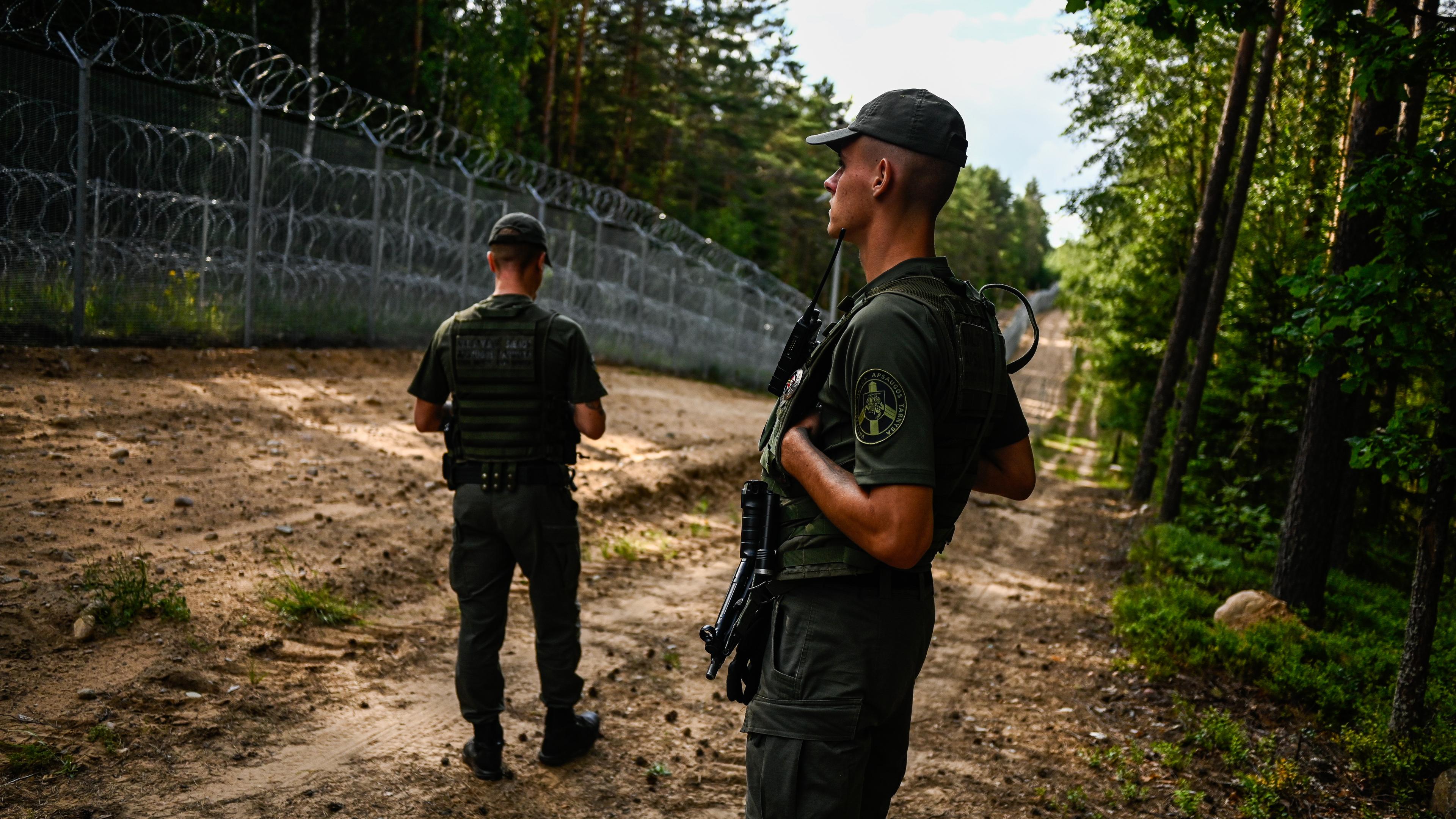 Litauische Grenzschutzbeamte patrouillieren am Metallzaun an der litauisch-belarussischen Grenze am 10.07.2023 in Dieveniskes, Litauen.