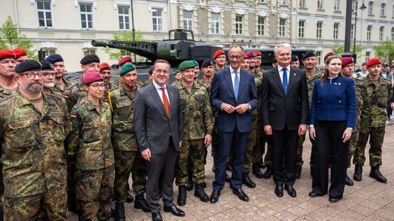 Bundeskanzler Friedrich Merz steht neben Gitanas Nauseda, Präsident von Litauen, Boris Pistorius, Verteidigungsminister, sowie Dovile Sakaliene, Verteidigungsministerin von Litauen, bei Soldaten der Panzerbrigade 45 nach dem Aufstellungsappell der Panzerbrigade 45.