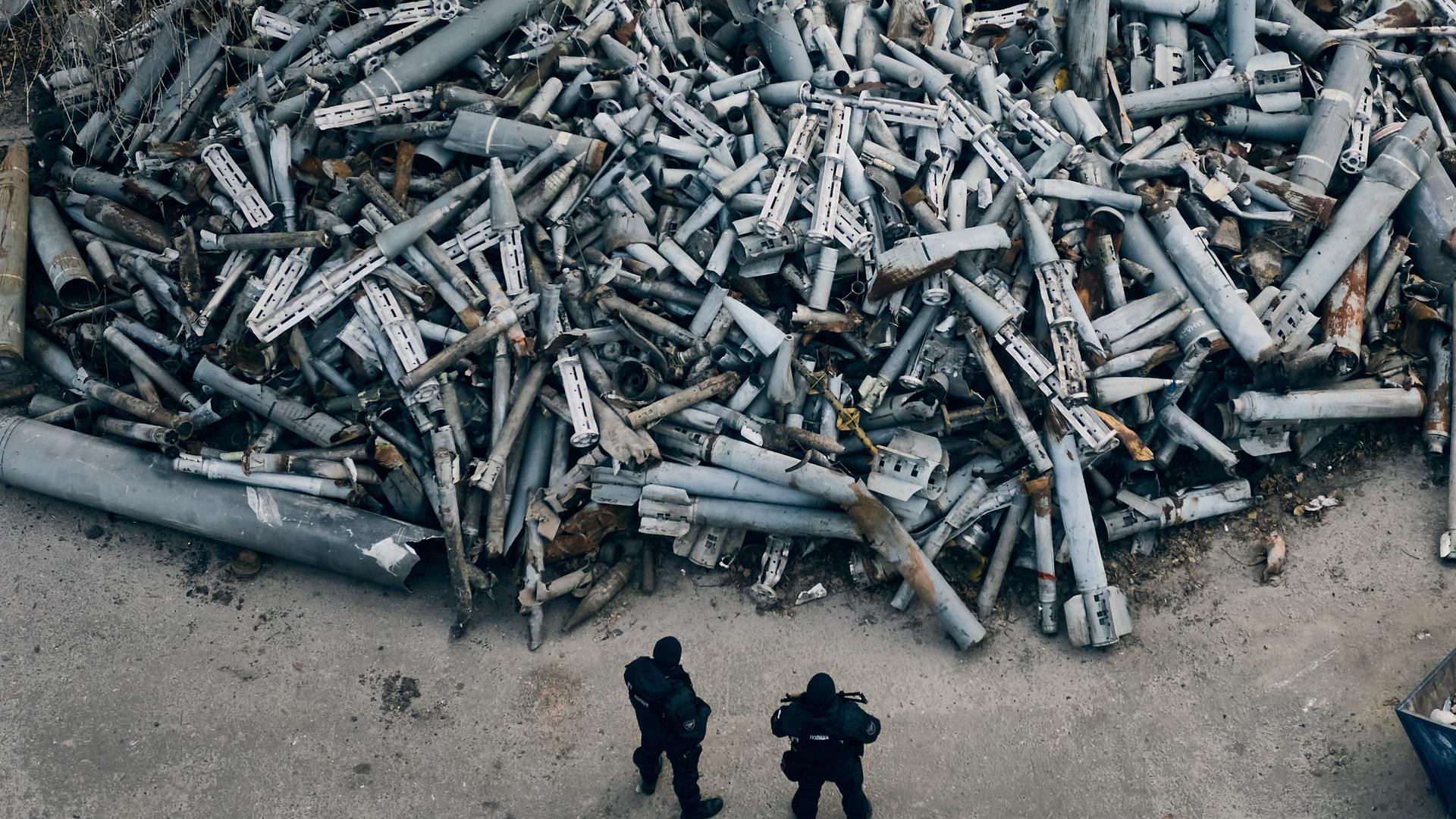 Ukraine, Charkiw: Polizeibeamte betrachten in der ukrainischen Stadt Charkiw die gesammelten Reste der russischen Raketen, darunter auch Streumunition, die in Charkiw eingeschlagen sind. Archivbild