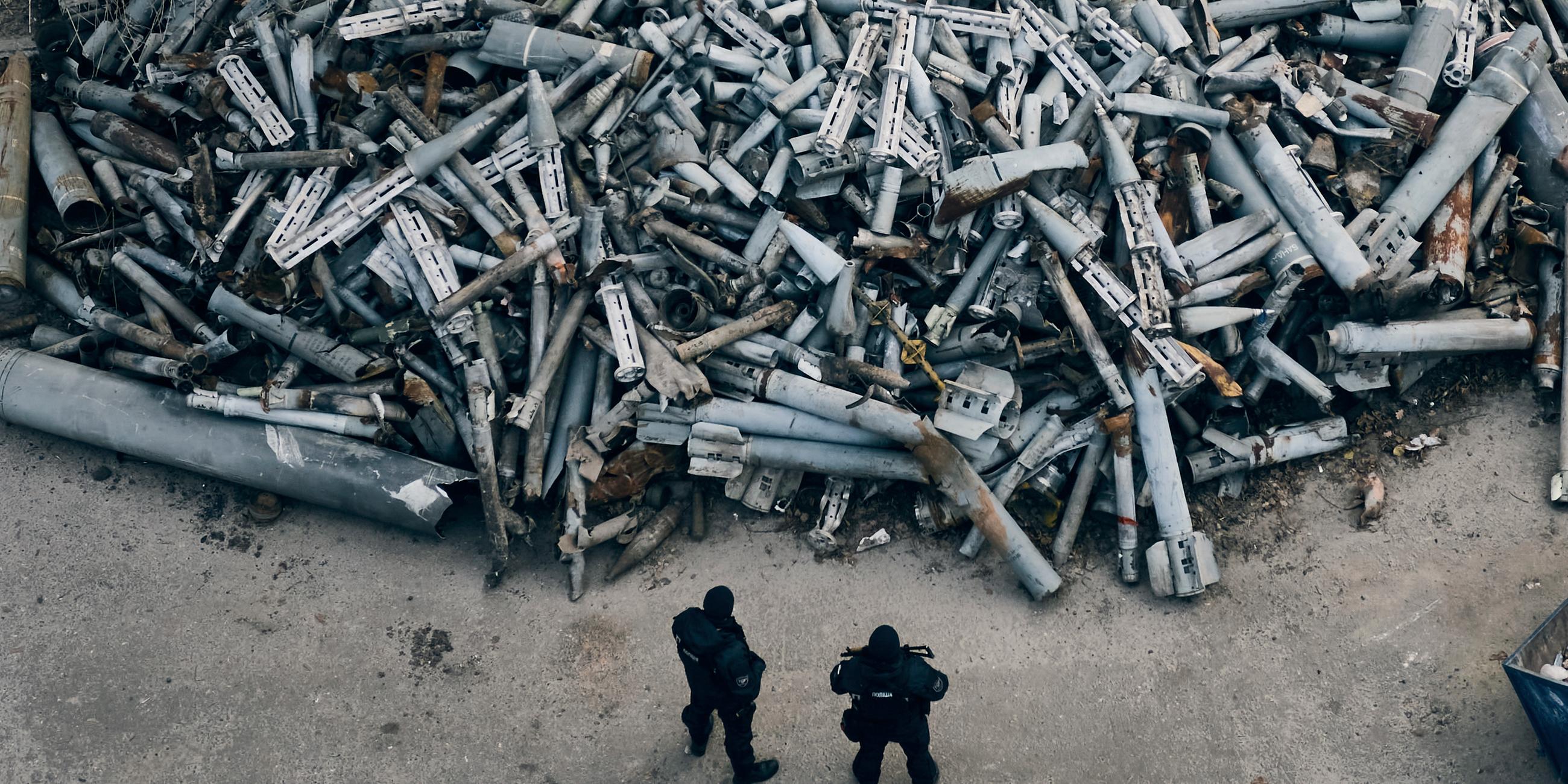 Ukraine, Charkiw: Polizeibeamte betrachten in der ukrainischen Stadt Charkiw die gesammelten Reste der russischen Raketen, darunter auch Streumunition, die in Charkiw eingeschlagen sind. Archivbild