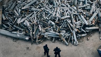 Ukraine, Charkiw: Polizeibeamte betrachten in der ukrainischen Stadt Charkiw die gesammelten Reste der russischen Raketen, darunter auch Streumunition, die in Charkiw eingeschlagen sind. Archivbild