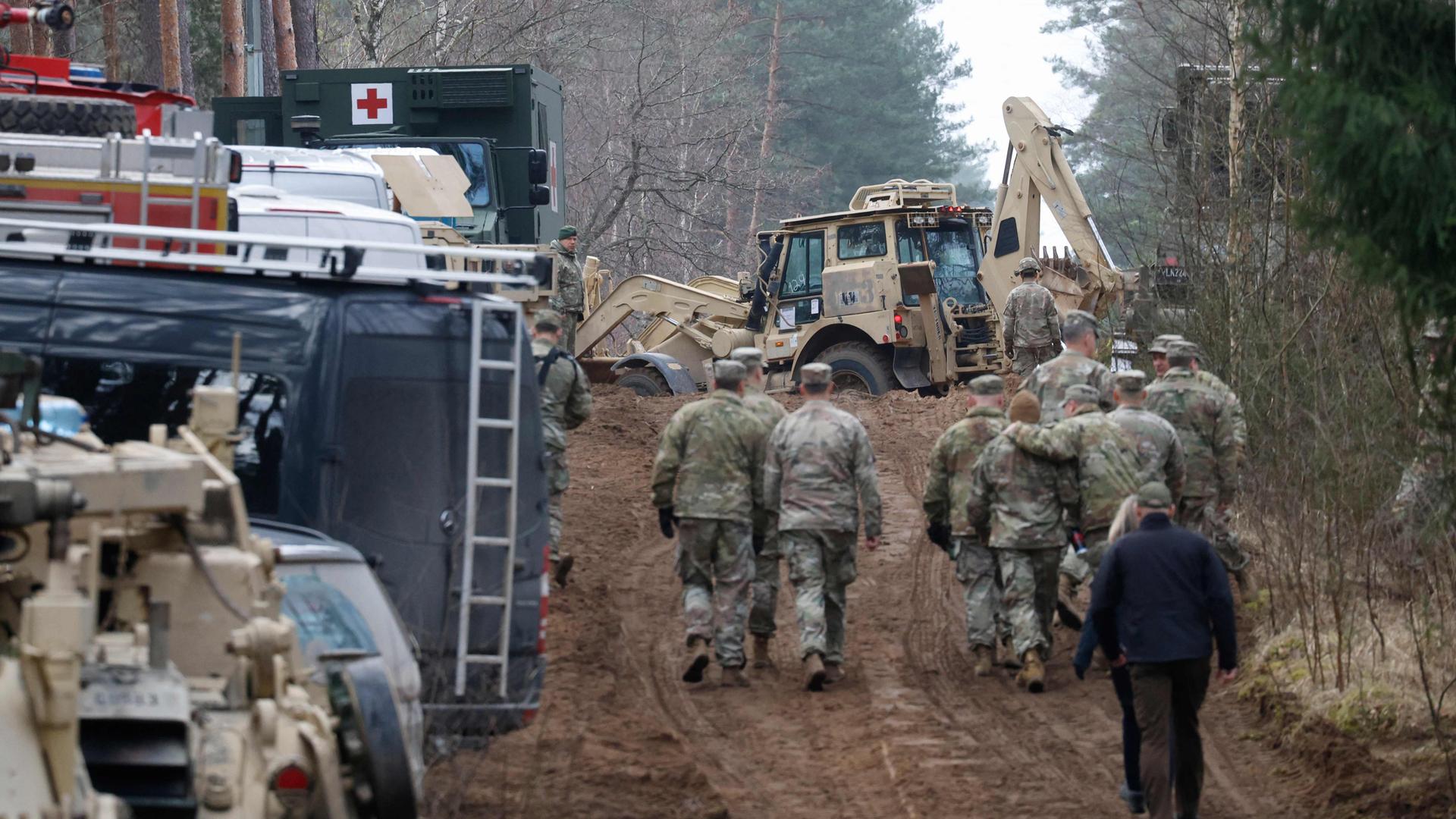 Militärische Einsatzkräfte arbeiten an der Bergung von vier vermissten US-Soldaten auf dem Truppenübungsplatz in Pabrade in Lituaen