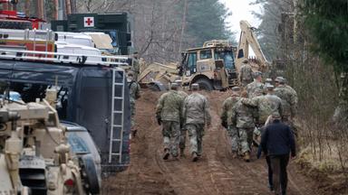 Militärische Einsatzkräfte arbeiten an der Bergung von vier vermissten US-Soldaten auf dem Truppenübungsplatz in Pabrade in Lituaen