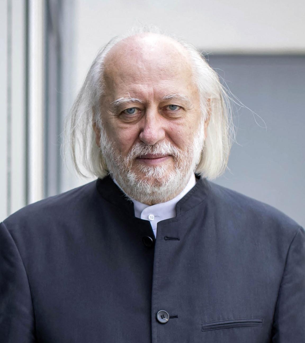 Das Bild zeigt den ungarischen Schriftsteller Laszlo Krasznahorkai, der anlässlich der Verleihung des Österreichischen Staatspreises für Europäische Literatur 2021 in Salzburg für ein Foto posiert.
