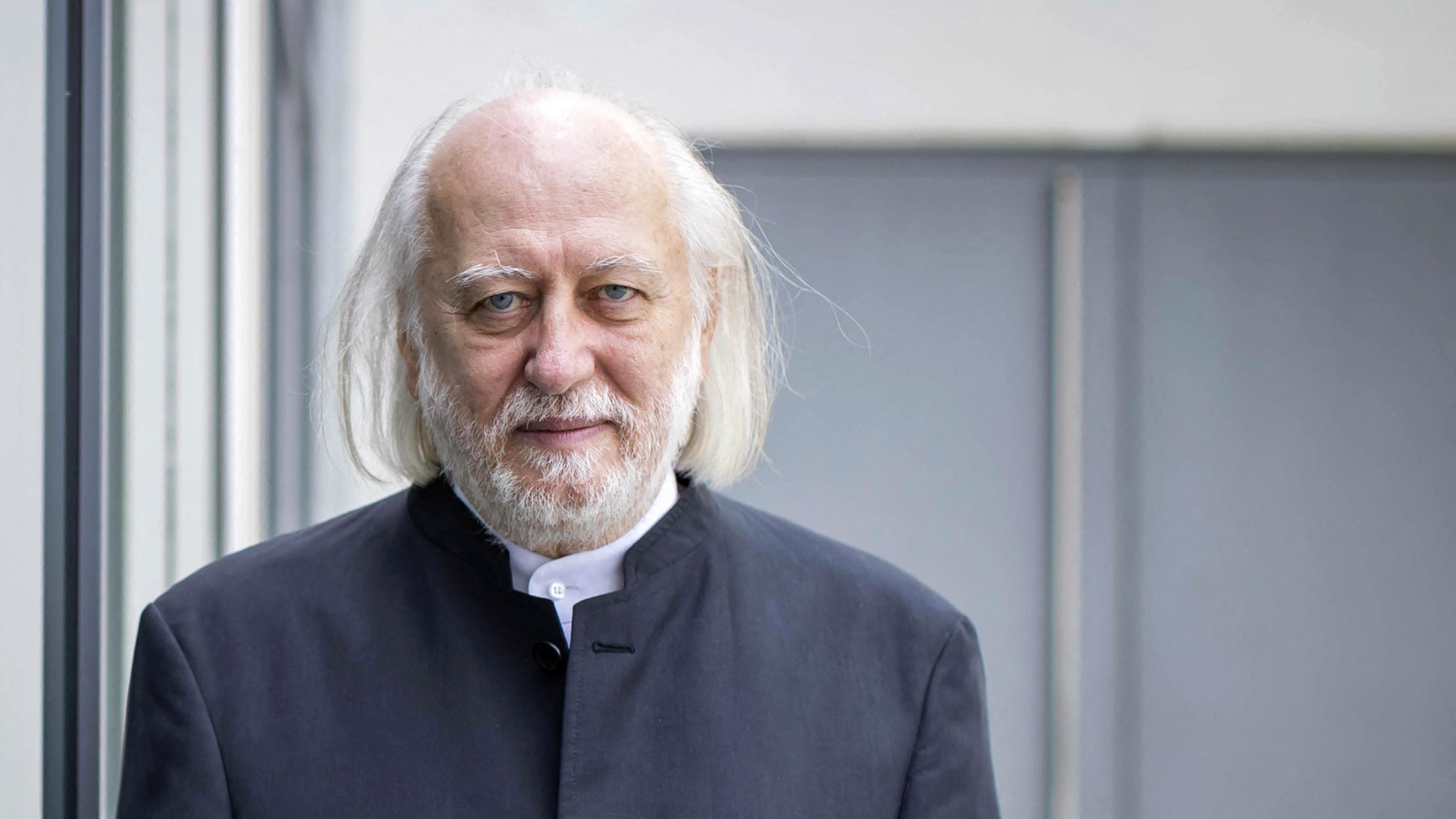 Das Bild zeigt den ungarischen Schriftsteller Laszlo Krasznahorkai, der anlässlich der Verleihung des Österreichischen Staatspreises für Europäische Literatur 2021 in Salzburg für ein Foto posiert.