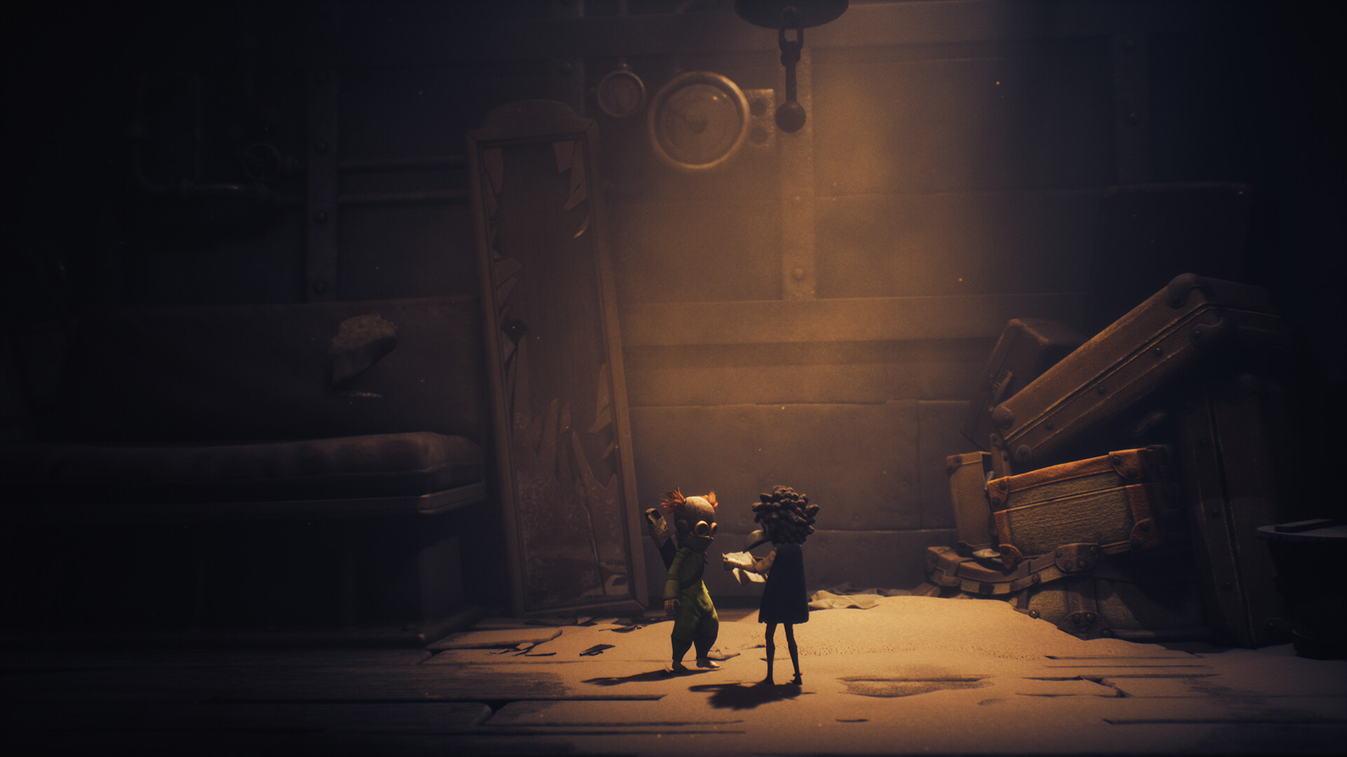 Zwei Figuren von "Little Nightmares III" in der düsteren Spiel-Welt.