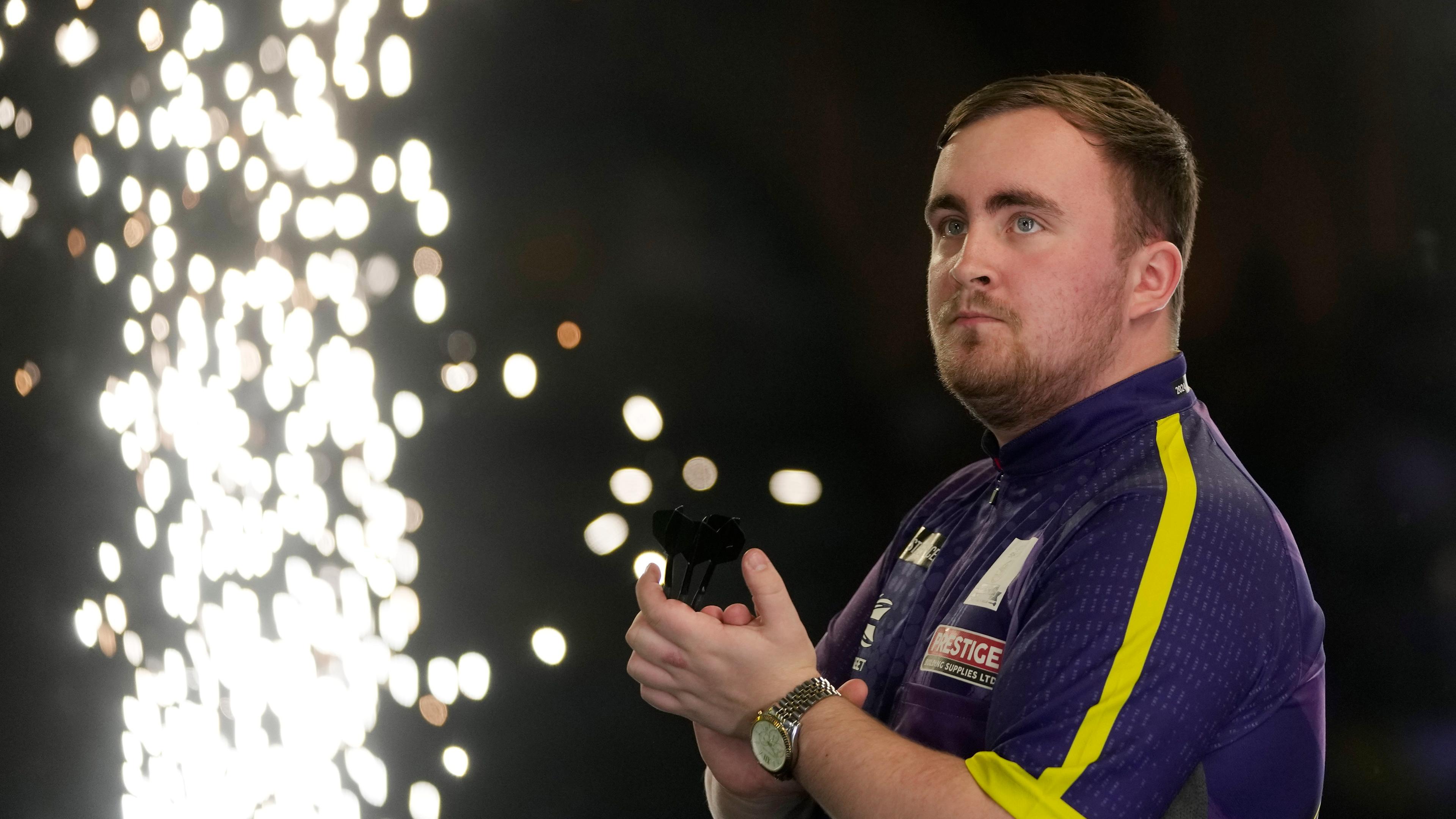 Luke Littler klatscht im Halbfinale gegen Scott Williams bei der Darts-WM in die Hände