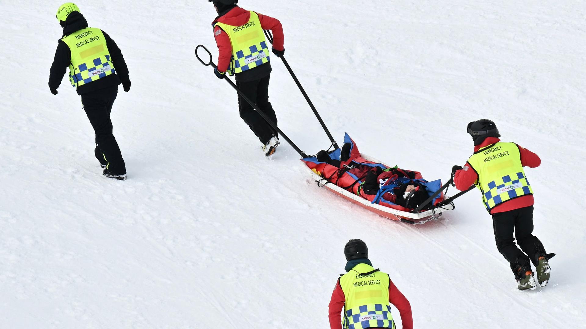 Liu Jiayu (China) medizinisch versorgt.