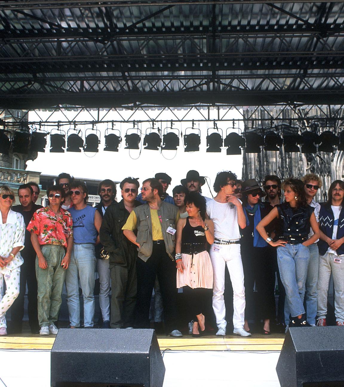 Udo Lindenberg, Gitte Haenning, Heinz Rudolf Kunze, Klaus Lage, Ina Deter, Ulla Meinecke, Nena, Herbert Grönemeyer und andere Musiker beim Live-Aid-Konzert in Köln 1985.