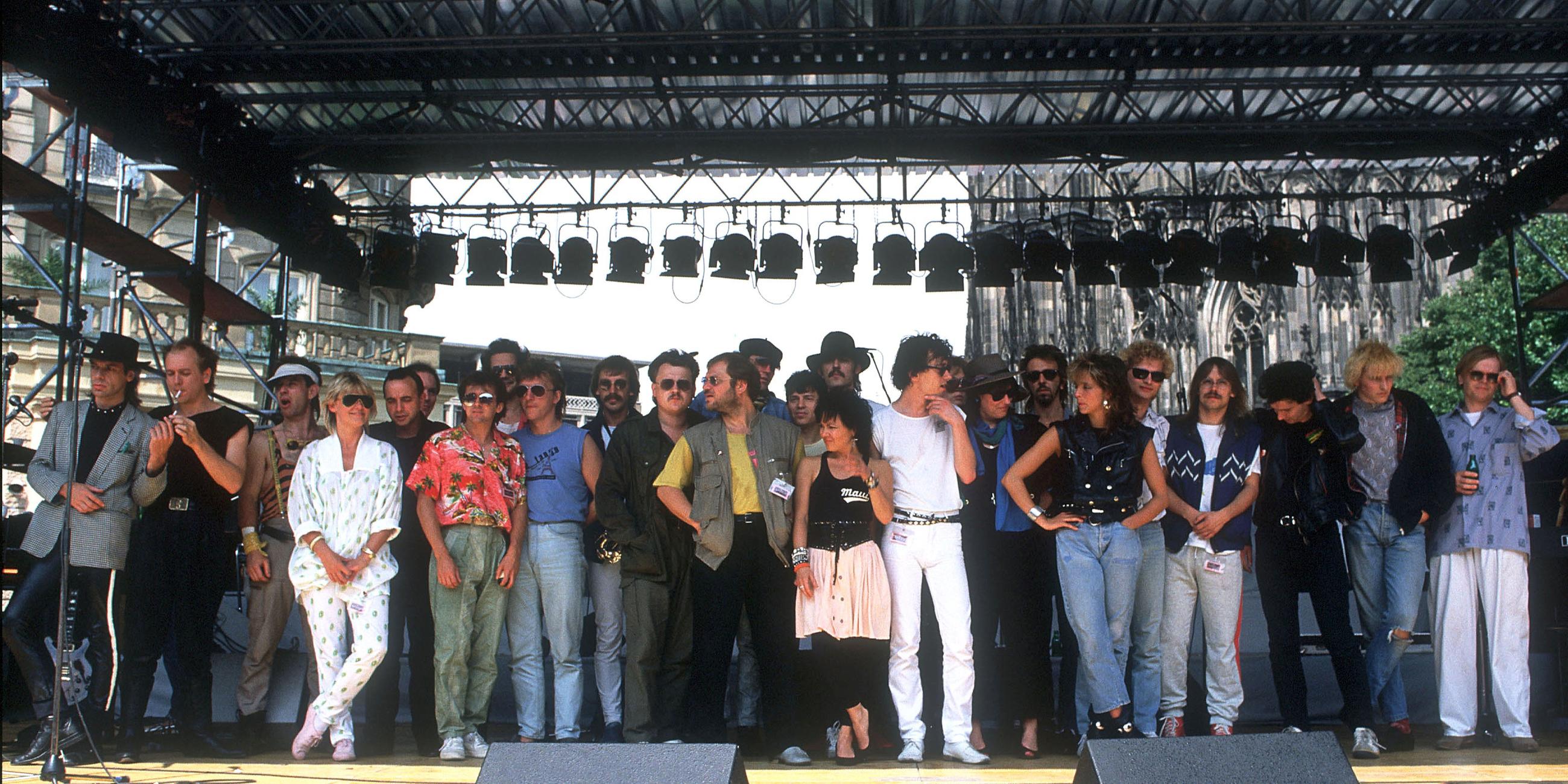 Udo Lindenberg, Gitte Haenning, Heinz Rudolf Kunze, Klaus Lage, Ina Deter, Ulla Meinecke, Nena, Herbert Grönemeyer und andere Musiker beim Live-Aid-Konzert in Köln 1985.