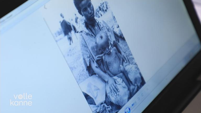 Künstler stehen auf der Bühne des Musikevents "Live Aid"