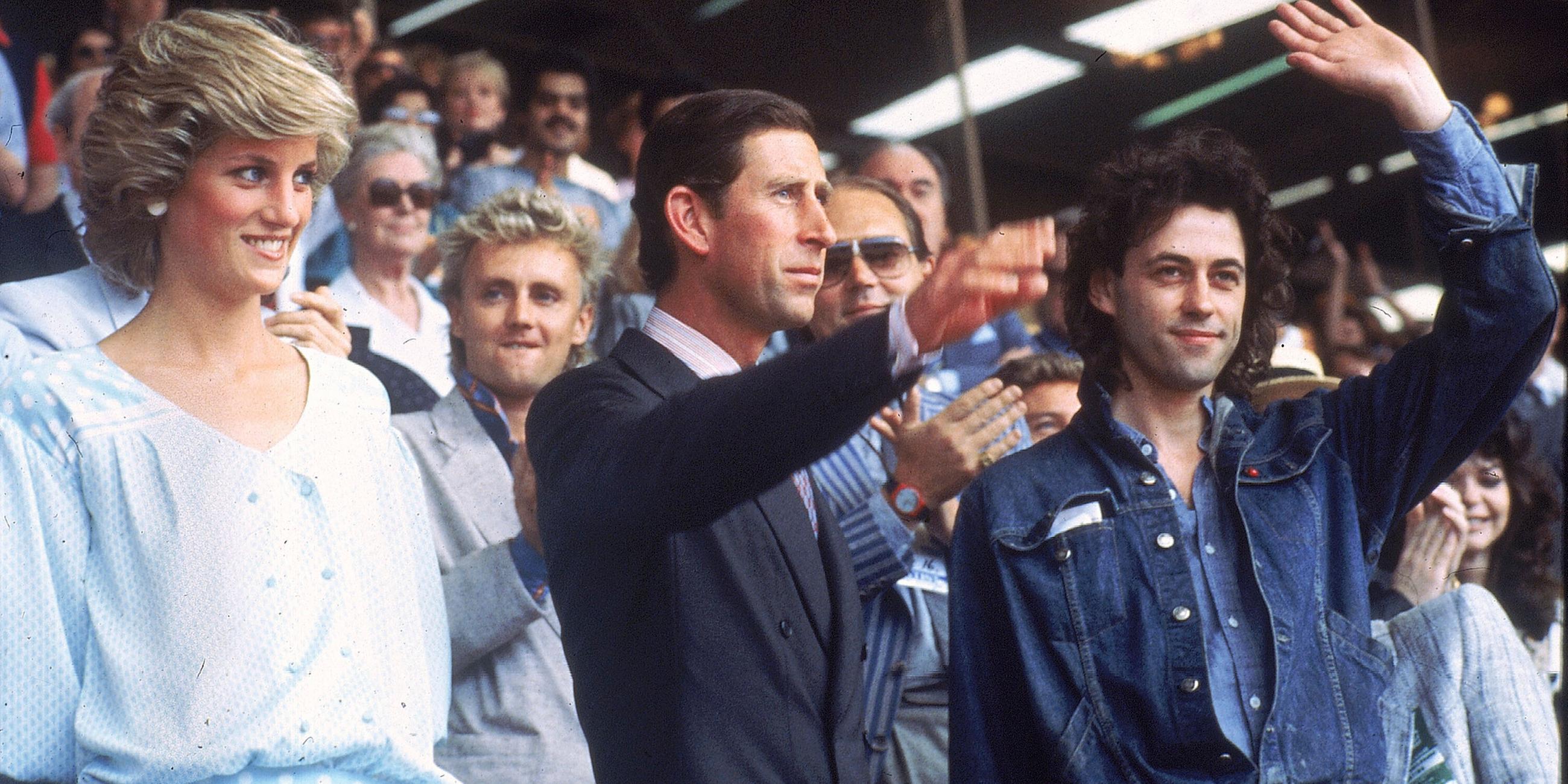 Prinzessin Diana und der damalige Prinz Charles stehen neben "Live Aid"-Gründer Bob Geldorf im Wembley Stadium in London.