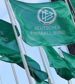 Archiv: Fahnen mit dem Logo des DFB wehen am 15.04.2016 in Frankfurt am Main