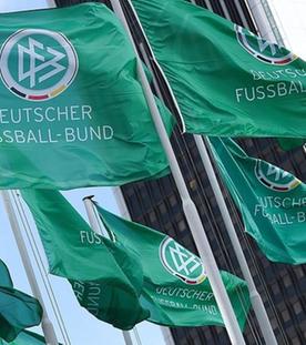 Archiv: Fahnen mit dem Logo des DFB wehen am 15.04.2016 in Frankfurt am Main