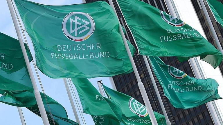 Archiv: Fahnen mit dem Logo des DFB wehen am 15.04.2016 in Frankfurt am Main