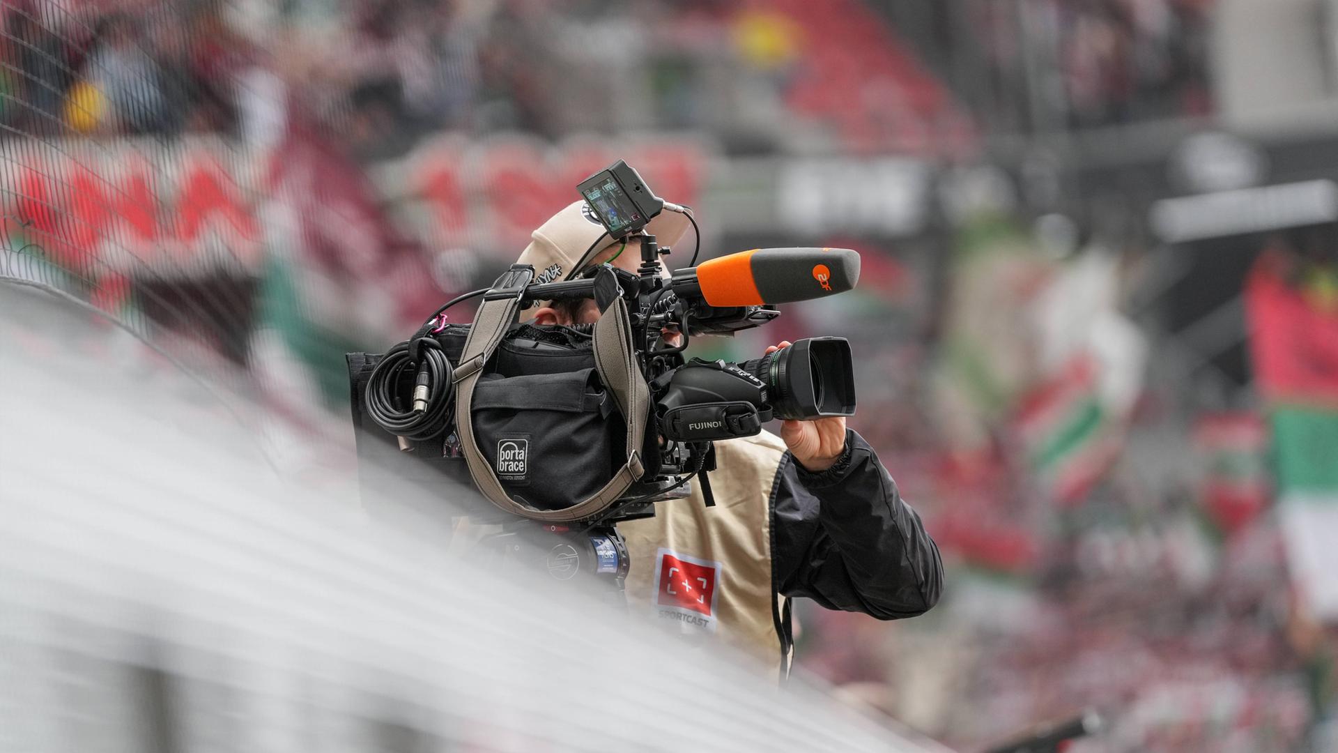 Ein Kameramann im Einsatz bei einer Live-Übertragung in einem Fußballstadion