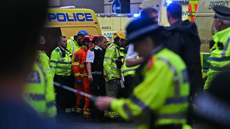 Polizisten, Feuerwehrleute und Sanitäter am Unfallort in der Water Street, aufgenommen 26.05.2025