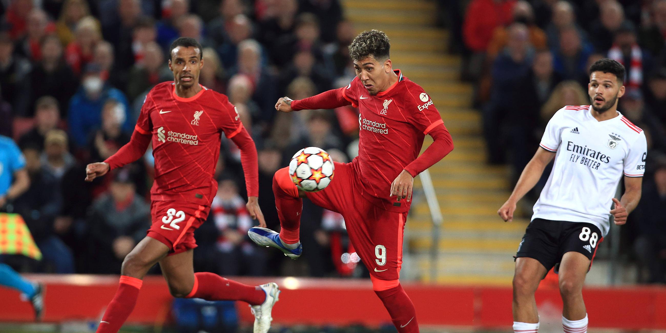 Roberto Firmino schießt das dritte Tor für Liverpool.