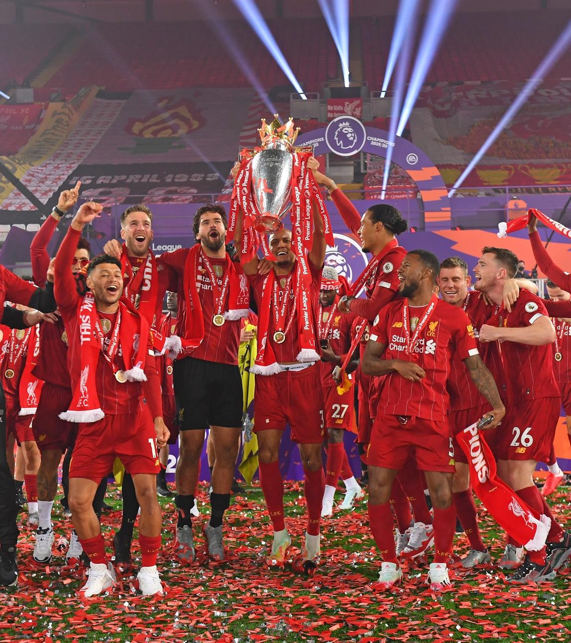Das Team vom Liverpool FC jubelt im Stadion.
