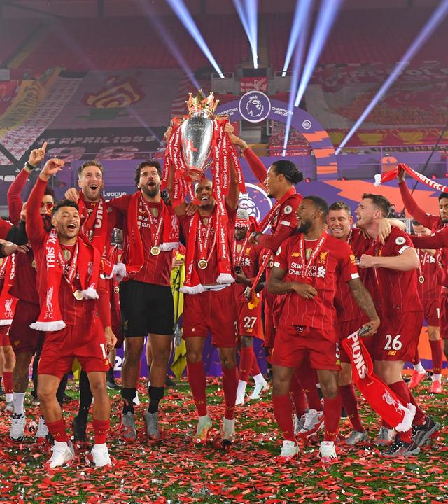 Das Team vom Liverpool FC jubelt im Stadion.