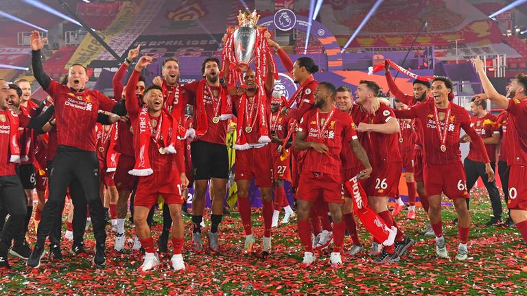 Das Team vom Liverpool FC jubelt im Stadion.