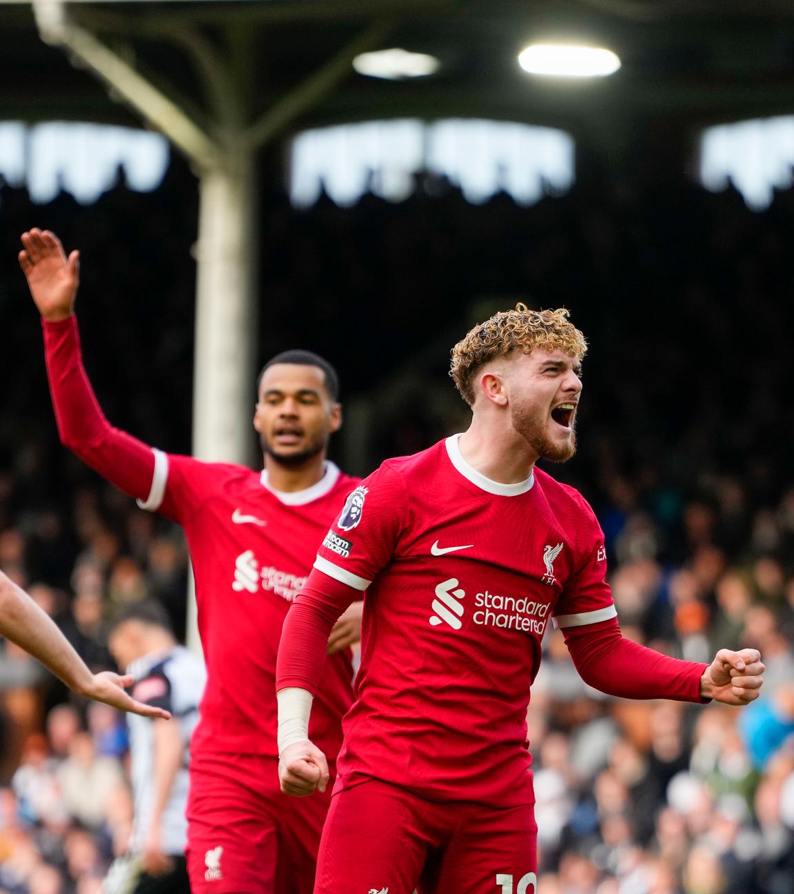 Liverpool's Ryan Gravenberch l. feiert seinen Treffer zum 1:2 mit seinen Teamkollegen.