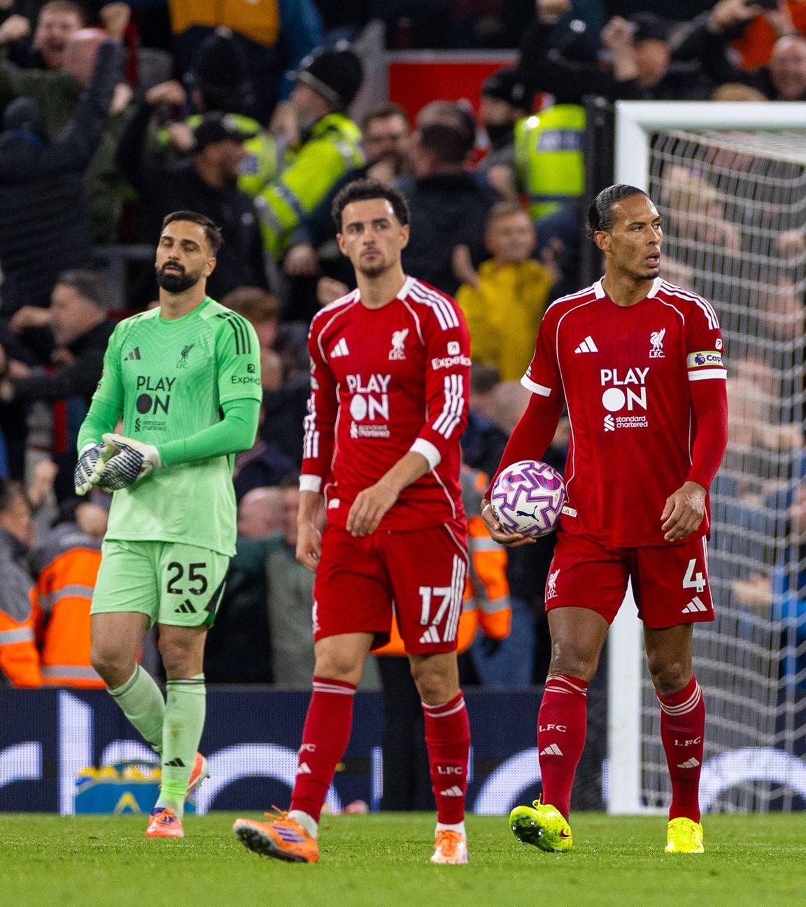 Liverpool-Enttäuschung: Mamardashvili, Jones und Kapitän van Dijk (v.l.) reagieren. 
