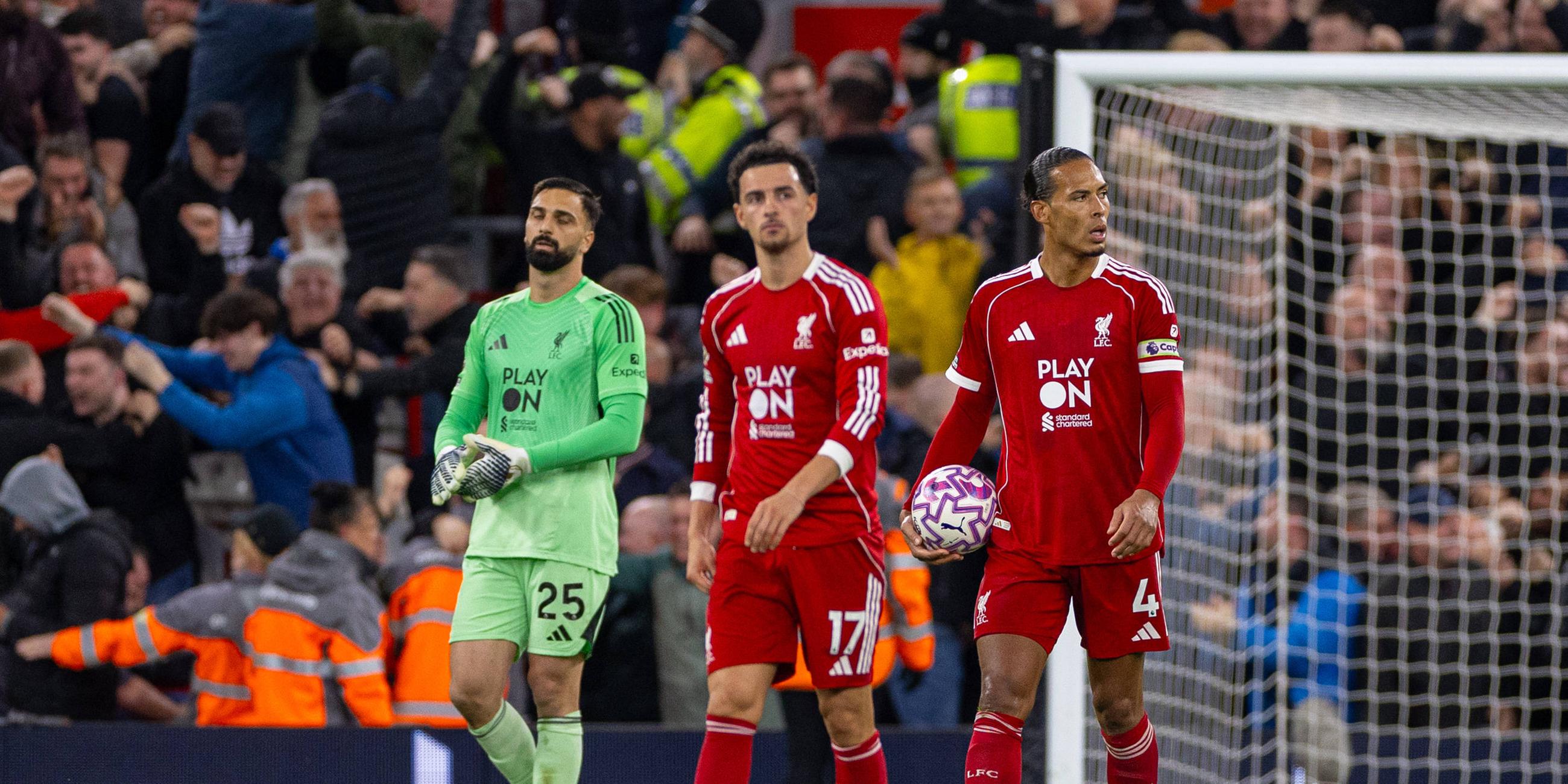 Liverpool-Enttäuschung: Mamardashvili, Jones und Kapitän van Dijk (v.l.) reagieren. 