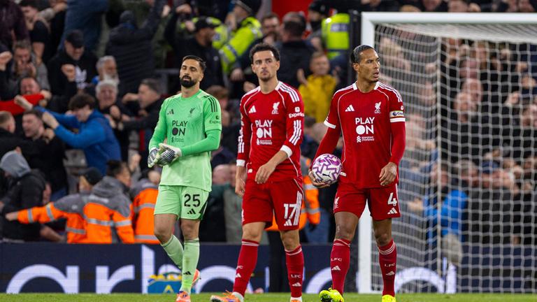 Liverpool-Enttäuschung: Mamardashvili, Jones und Kapitän van Dijk (v.l.) reagieren. 