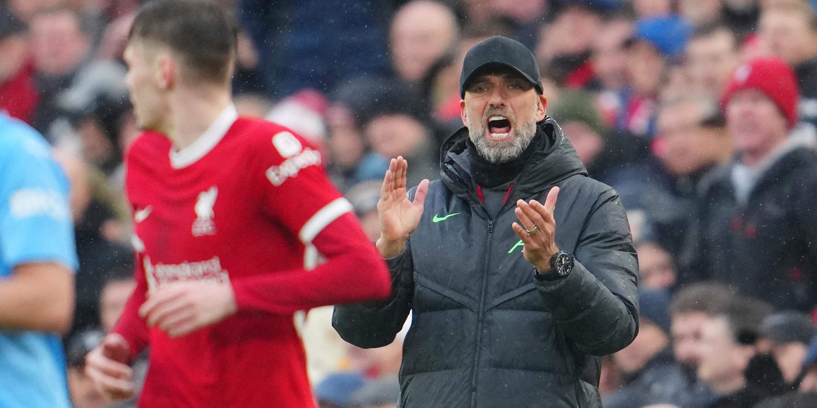 Jürgen Klopp weist seine Spieler an.
