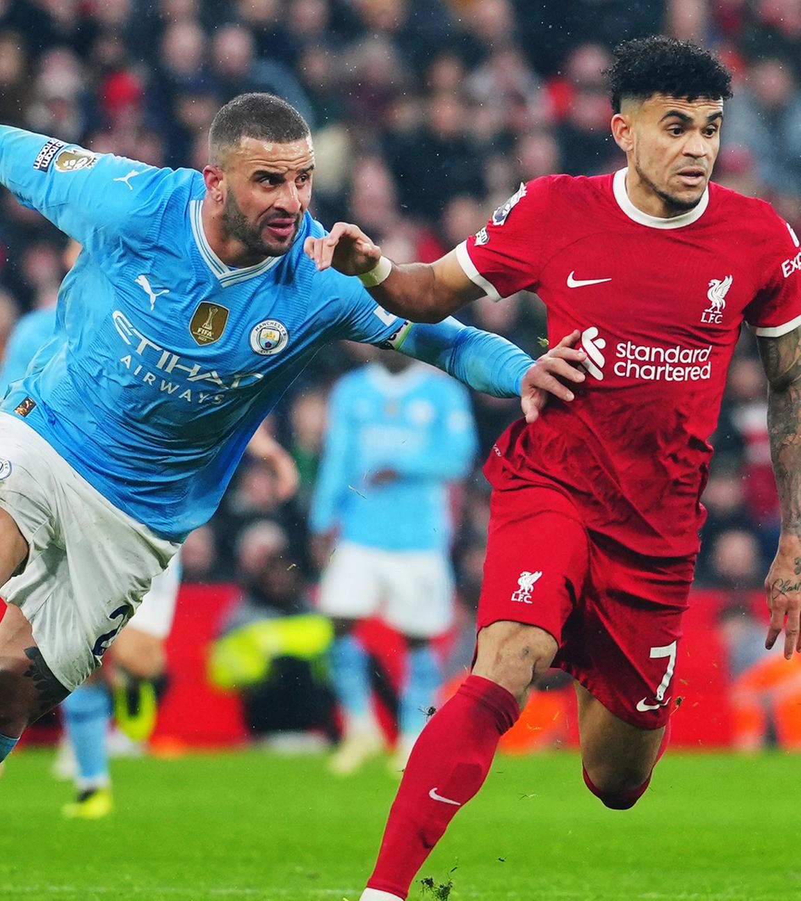 Kyle Walker (Manchester City) und  Luis Diaz (Liverpool) kämpfen um den Ball.